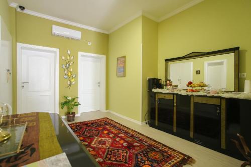 sala de estar con espejo y mesa en Villa Prestige en Mostar