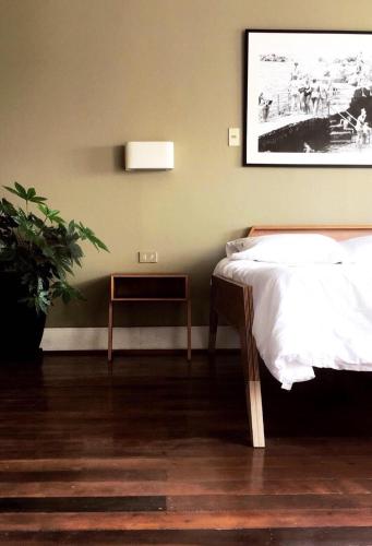 a bedroom with a bed and a picture on the wall at El Navegante B&B in Valparaíso