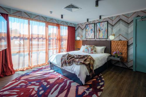 um quarto com uma cama e uma grande janela em Naumi Auckland Airport Hotel em Auckland