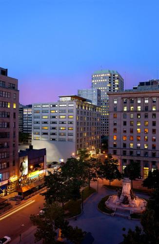a view of a city with buildings at night at Le Square Phillips Hôtel & Suites in Montréal