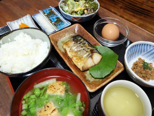 Makanan di atau berdekatan rumah tamu ini