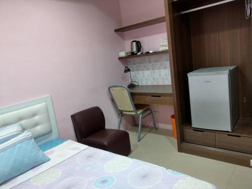 Schlafzimmer mit einem Bett, einem Schreibtisch und einem Stuhl in der Unterkunft 永春棧Kozzy Apartment in Taipeh