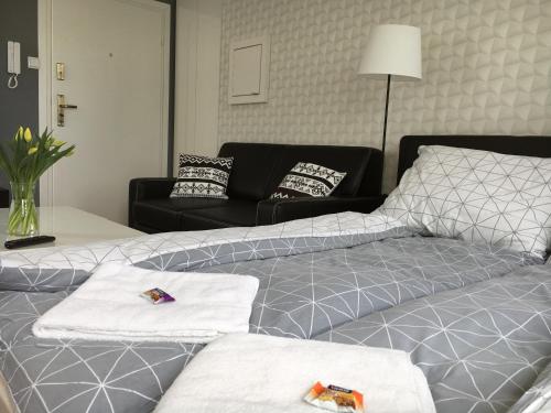 Un pat sau paturi într-o cameră la Apartamenty AP 1