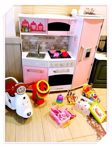a toy kitchen with a toy stove and a sink at 宜人生活溜滑梯親子民宿 Easylife B&B in Dongshan