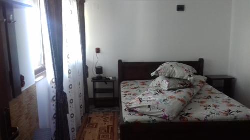 a small bed in a room with a window at Casa Edy in Colibiţa