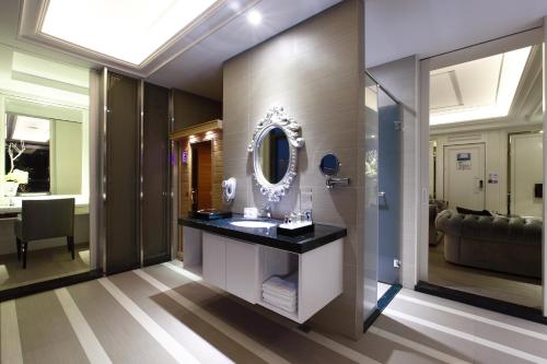 a bathroom with a sink and a mirror at Icloud Luxury Resort & Hotel in Taichung
