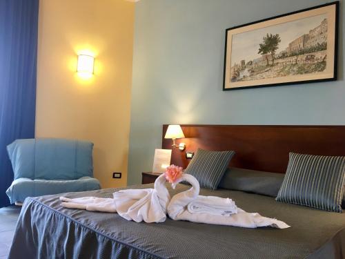 Un cisne hecho de toallas en una cama en Grand Hotel L'Approdo en Terracina