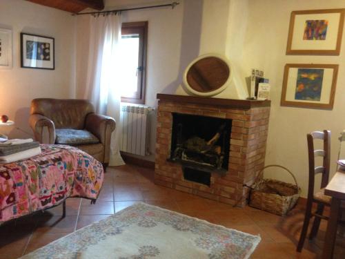 - un salon avec une cheminée, un canapé et une chaise dans l'établissement place in paradise, à Castelbuono