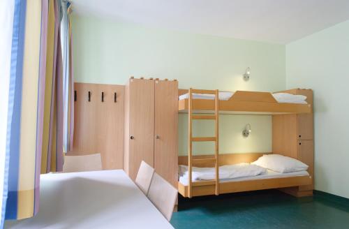 a bunk bed room with two bunk beds at Jugendherberge Wien - Myrthengasse in Vienna