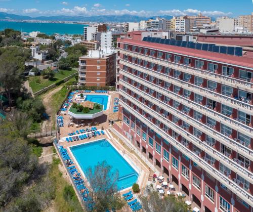 una vista aérea de un hotel con piscina en Seramar Hotel Luna Park Adults Only en El Arenal