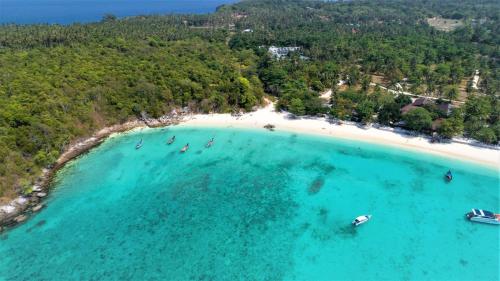 Racha Island Resort (Rayaburi) tesisinin kuş bakışı görünümü