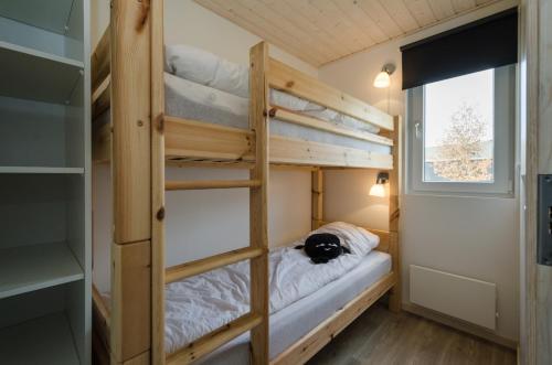 a bedroom with bunk beds in a tiny house at Læsø Camping & Hytteby in Vesterø Havn
