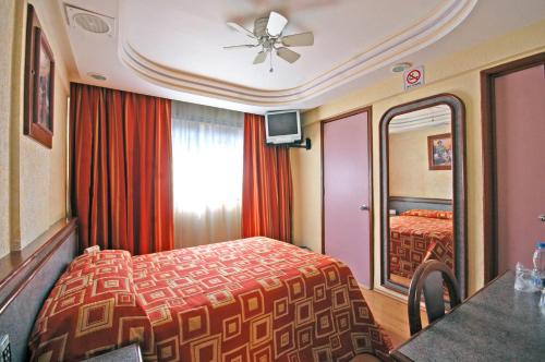 - une chambre d'hôtel avec un lit et un miroir dans l'établissement Hotel Azores, à Mexico