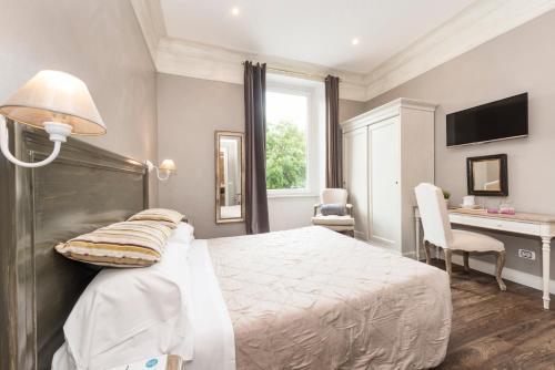 une chambre avec un lit, un bureau et une fenêtre dans l'établissement Le Stanze Di Elle, à Rome