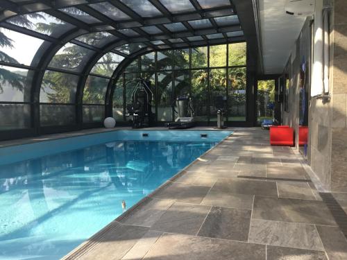สระว่ายน้ำที่อยู่ใกล้ ๆ หรือใน Mon Amour appartamento in villa vista lago a Lugano-Melide