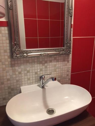 y baño con lavabo blanco y espejo. en Appartement Donaustrand, en Bergern