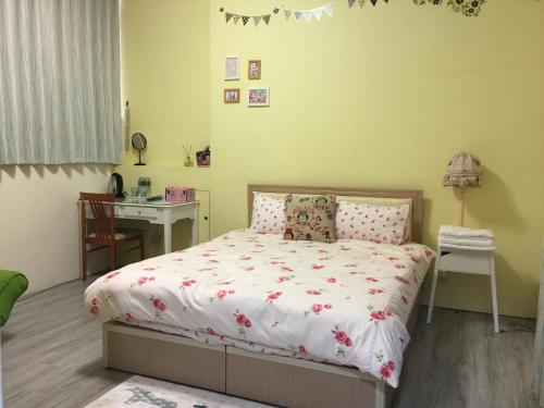 a bedroom with a bed and a desk and a desk at Summerle No.11 in Chaozhou