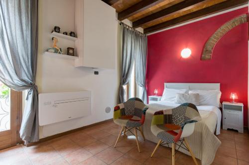 1 dormitorio con 1 cama, mesa y sillas en Veronetta House, en Verona