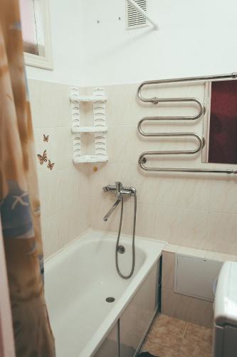 W łazience znajduje się wanna i prysznic. w obiekcie Prime Home 2 w mieście Czernihów
