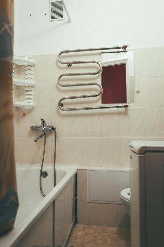 チェルニーヒウにあるPrime Home 2のバスルーム(シャワー、洗面台、トイレ付)
