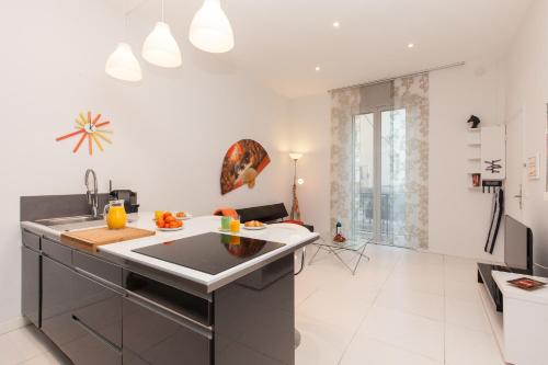 une cuisine avec un évier et un plan de travail dans l'établissement Voyage 2 pièces 3 étoiles calme plein centre à 5mn des plages et du Palais, à Cannes