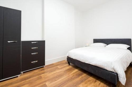 Ένα ή περισσότερα κρεβάτια σε δωμάτιο στο Stunningly Luxurious London Apartment (MHB350)
