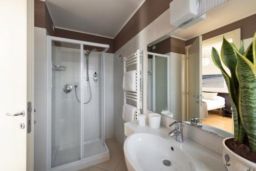 Kupatilo u objektu Vialeromadodici Rooms & Apartments
