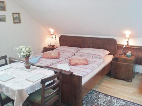 Una cama o camas en una habitación de Penzion Hugo