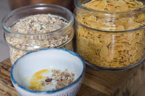tre barattoli di fiocchi d'avena e una ciotola di granola di Locanda Villa Fiori a Bellaria-Igea Marina