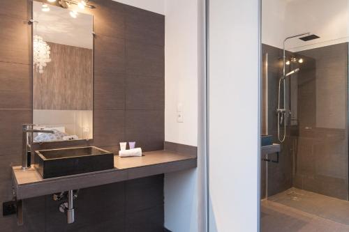 une salle de bain avec un lavabo et une douche dans l'établissement Nature 2 pièces 3 étoiles calme plein centre cannes 5 mn des plages et Palais, à Cannes