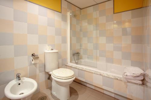 a bathroom with a toilet and a sink at Hotel Restaurante Pontiñas in Lalín