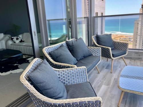 Ein Sitzbereich in der Unterkunft Apartment "Style City" With Sea View