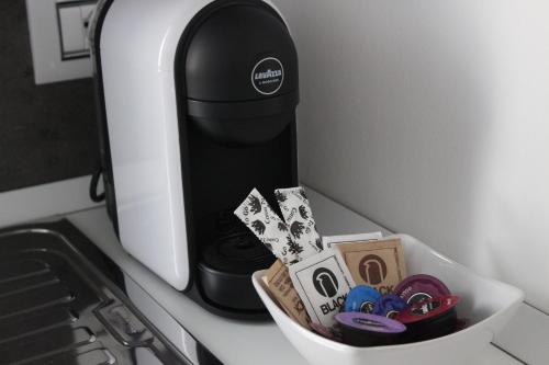 una cafetera sentada en un mostrador junto a una taza en Casa Di Mamma, en Bari