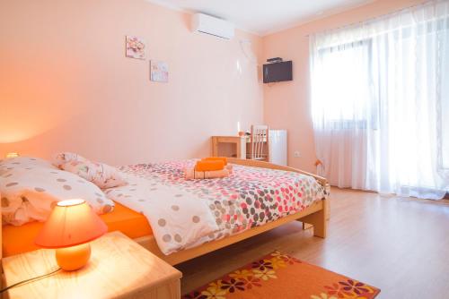 1 dormitorio con 2 camas, mesa y ventana en Apartment Ante, en Slunj