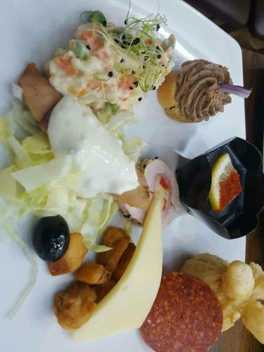 Makanan di atau berdekatan rumah tamu ini