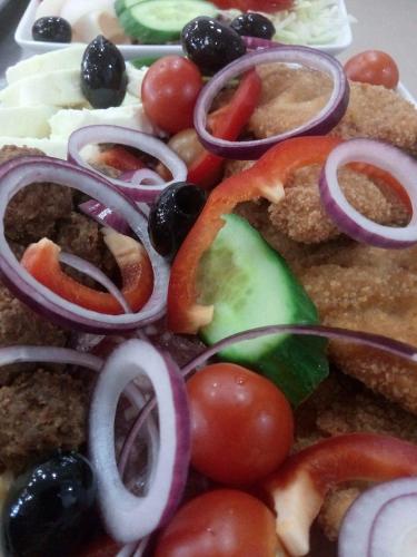 Makanan di atau berdekatan rumah tamu ini
