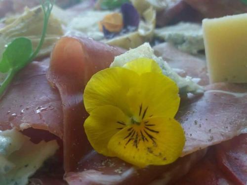 Makanan di atau berdekatan rumah tamu ini