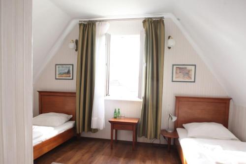 una camera con due letti e una finestra di Pensjonat Irena a Sopot
