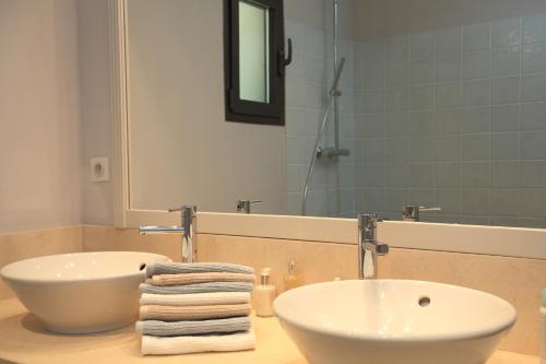 ゴルドにあるMas De Gordesのバスルーム(白い洗面台、鏡付)