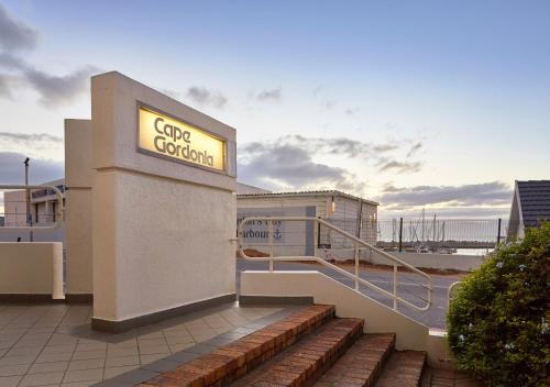 una señal de crockett en el lateral de un edificio en First Group Cape Gordonia, en Gordonʼs Bay