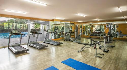 Swiss-Belhotel Lampungにあるフィットネスセンターまたはフィットネス設備