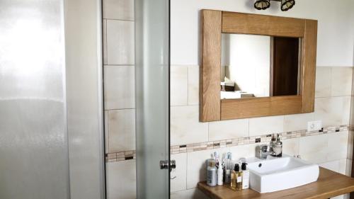 a bathroom with a sink and a mirror at Dom w Głuszynie z linią brzegową in Głuszyn