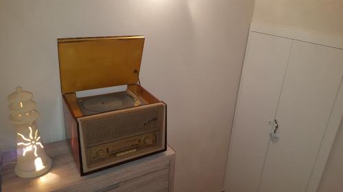 an old tv sitting on top of a dresser at Torres Suite in Polignano a Mare