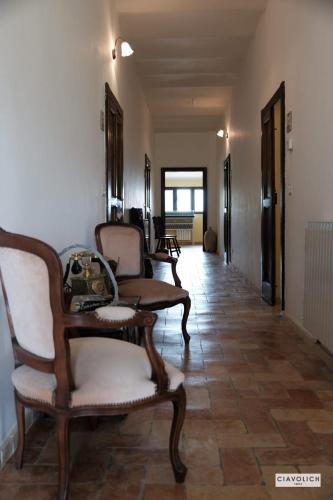a hallway with two chairs and a hallway with at Masseria del Vino in Loreto Aprutino