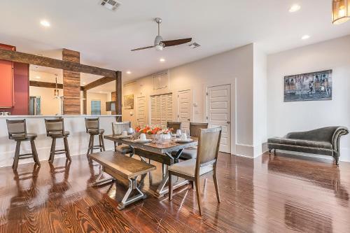 - une salle à manger et une cuisine avec une table et des chaises dans l'établissement Spacious Loft-Style 3BR Townhouse by Hosteeva, à La Nouvelle-Orléans
