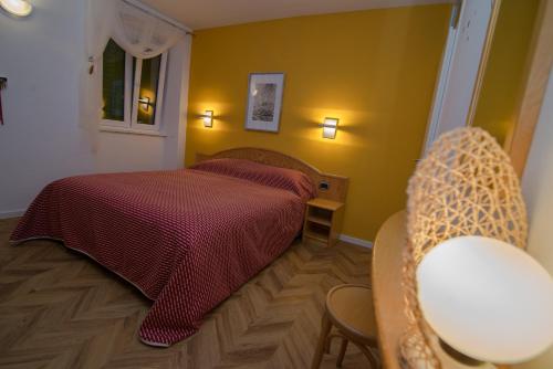 ein Schlafzimmer mit einem Bett, einem Tisch und einem Stuhl in der Unterkunft Bed&Breakfast Saturn in Veli Lošinj