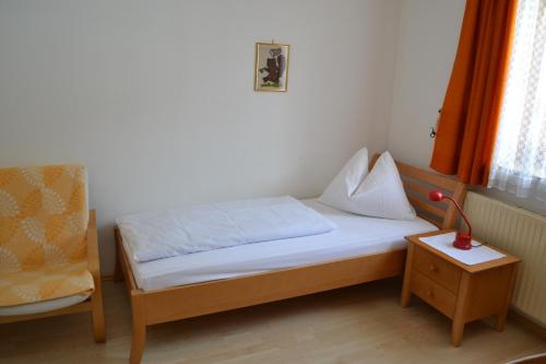 Ένα ή περισσότερα κρεβάτια σε δωμάτιο στο Gästehaus Feistritzer