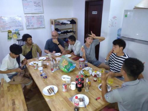 Makanan di atau berdekatan rumah tamu ini