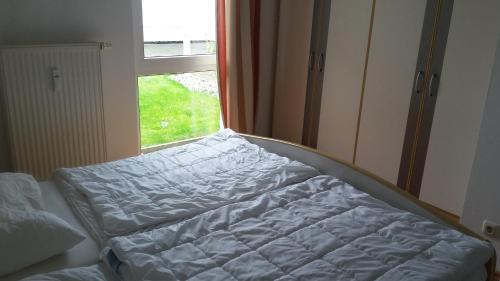 オストゼーバート・ニーンハーゲンにあるOstseeferienwohnung Pascherの窓付きの部屋のベッド1台分です。