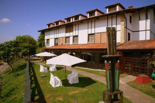 a white umbrella sitting on top of a wooden table at Hotel Colegiata in Santillana del Mar